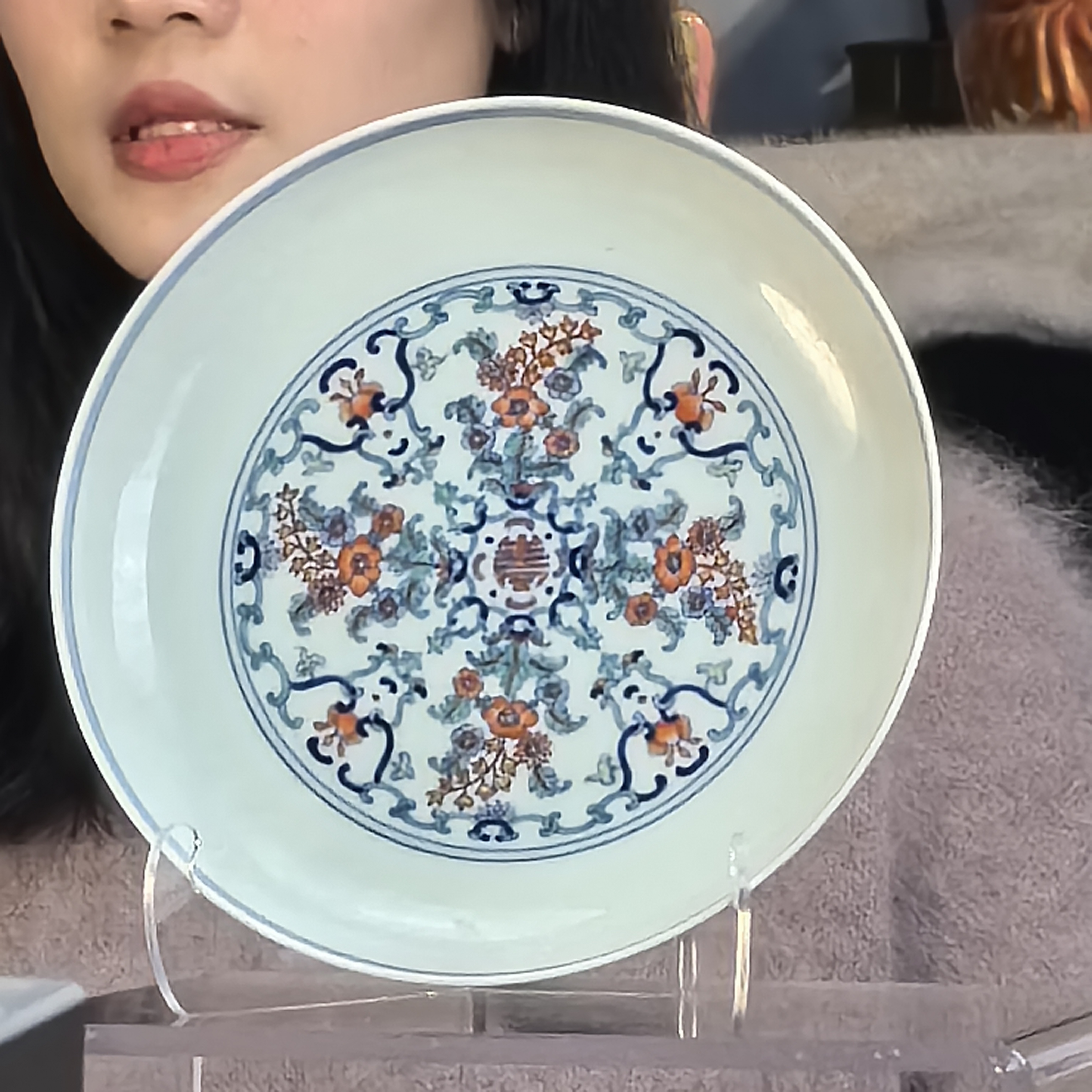 清 斗彩缠枝花卉团寿纹赏盘