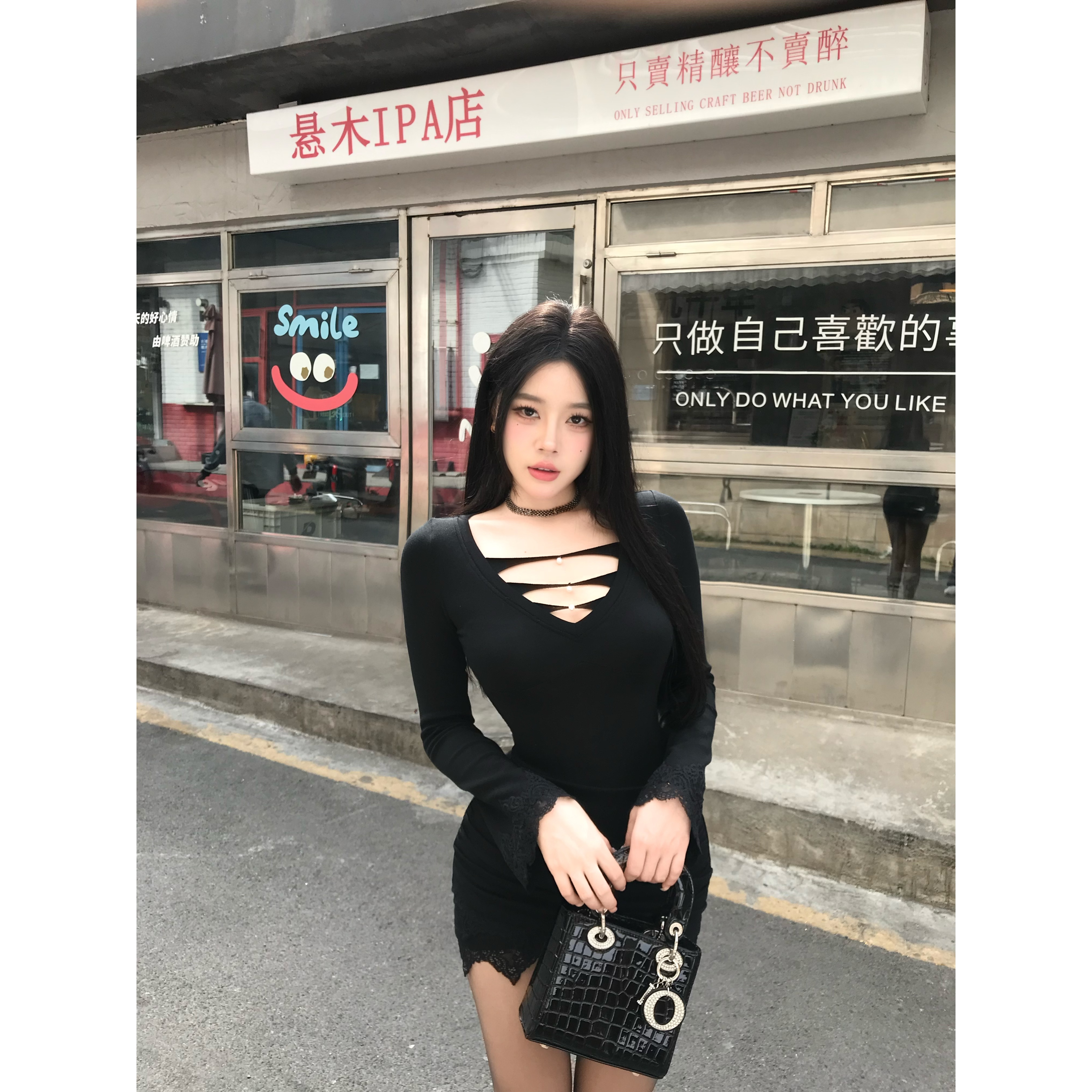 Mejiu蜜九【茉莉萦香】冬季V领黑色秋冬修身高弹力气质镂空连衣裙