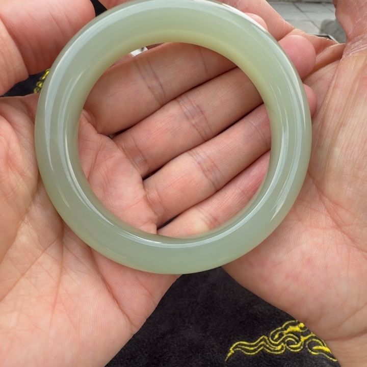 喜***阳和田玉未镶嵌手镯