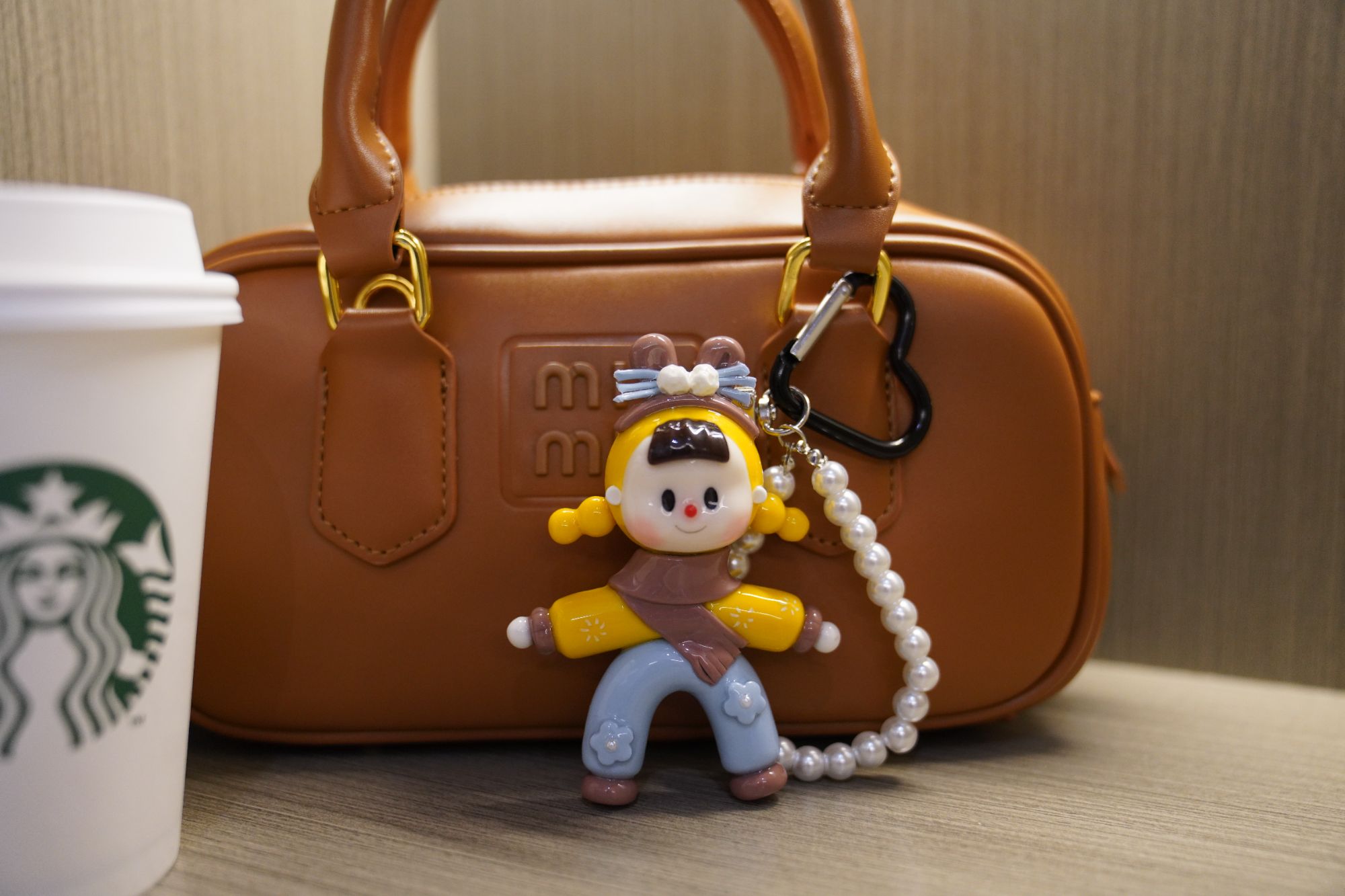 111 Ins风杏色斜跨手机挂件款