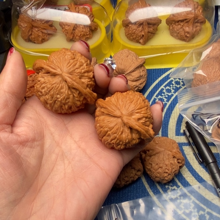 J***桃核吊坠白狮子核桃