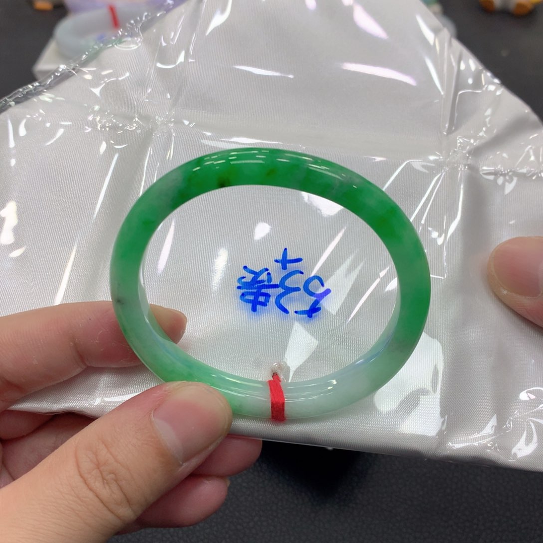 翡翠手镯未镶嵌翡翠