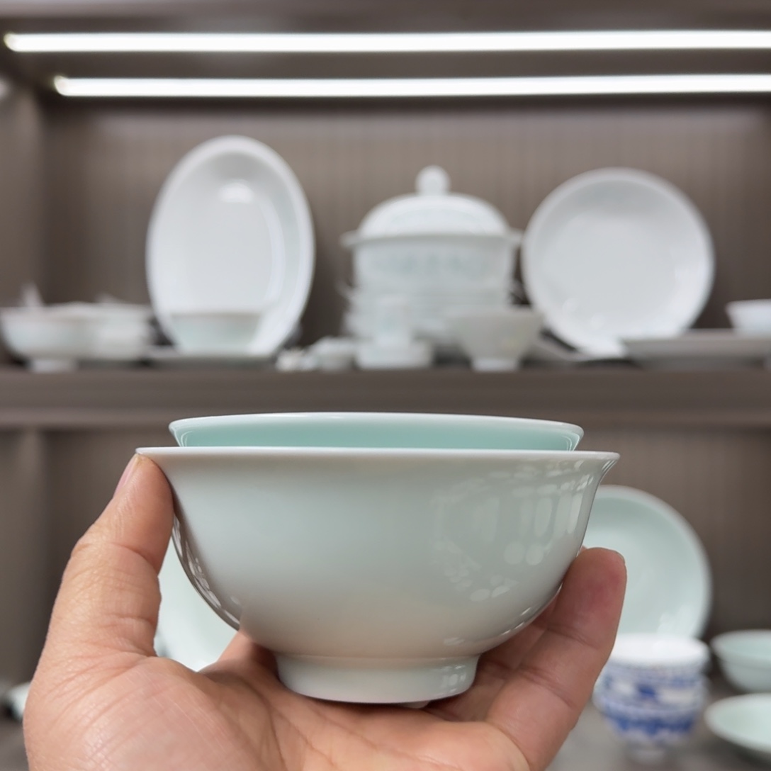 白瓷青色4.7英寸碗1个  4英寸小汤碗1个。