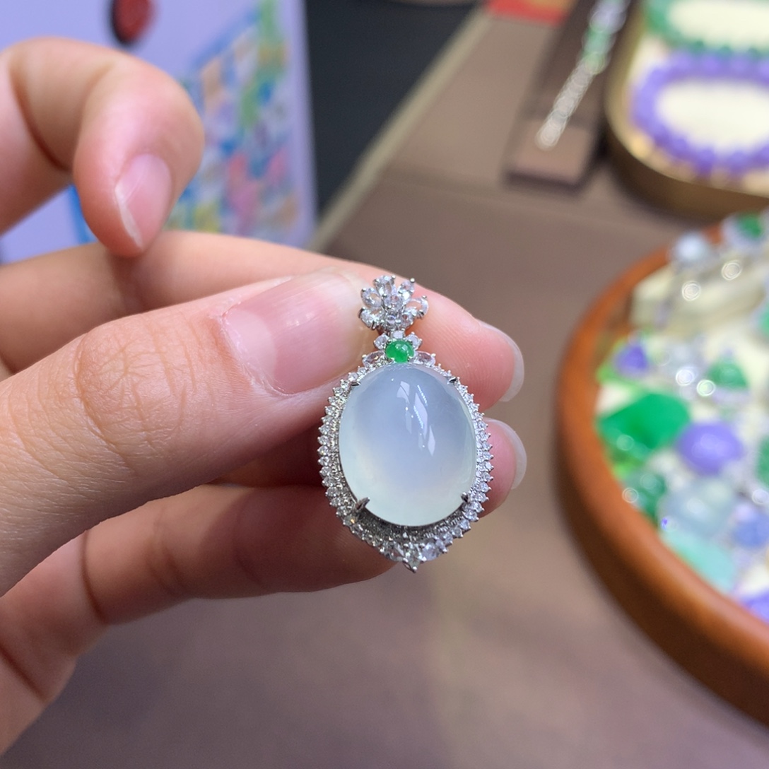 翡翠18K金镶嵌颈饰翡翠