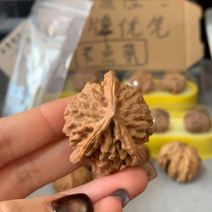 仅***喜吊坠文玩核桃异形单只，有瑕疵