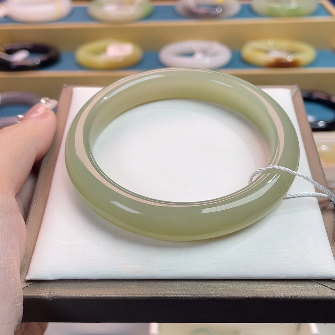 和田玉未镶嵌手镯  