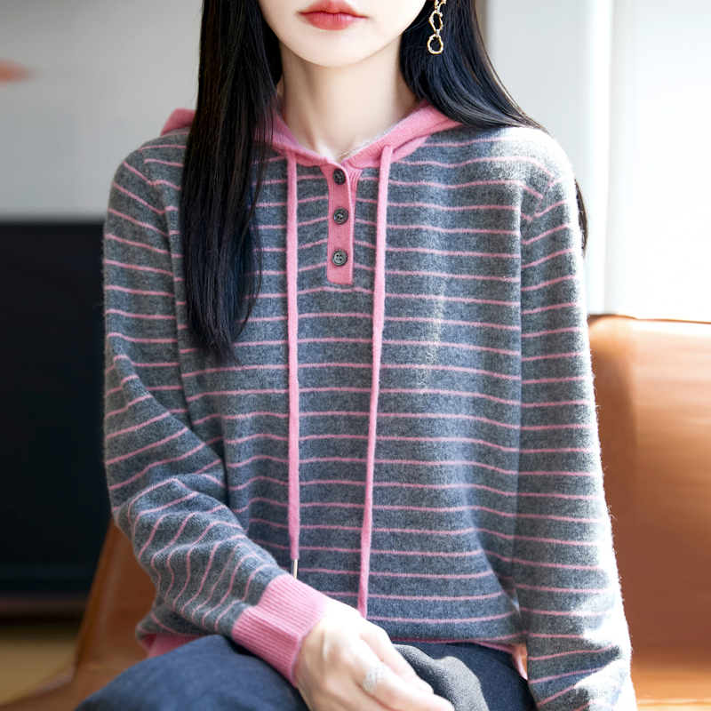 随便穿都有品~秋冬新款三粒扣拼色条纹帽衫长袖套头羊毛衫女毛衣