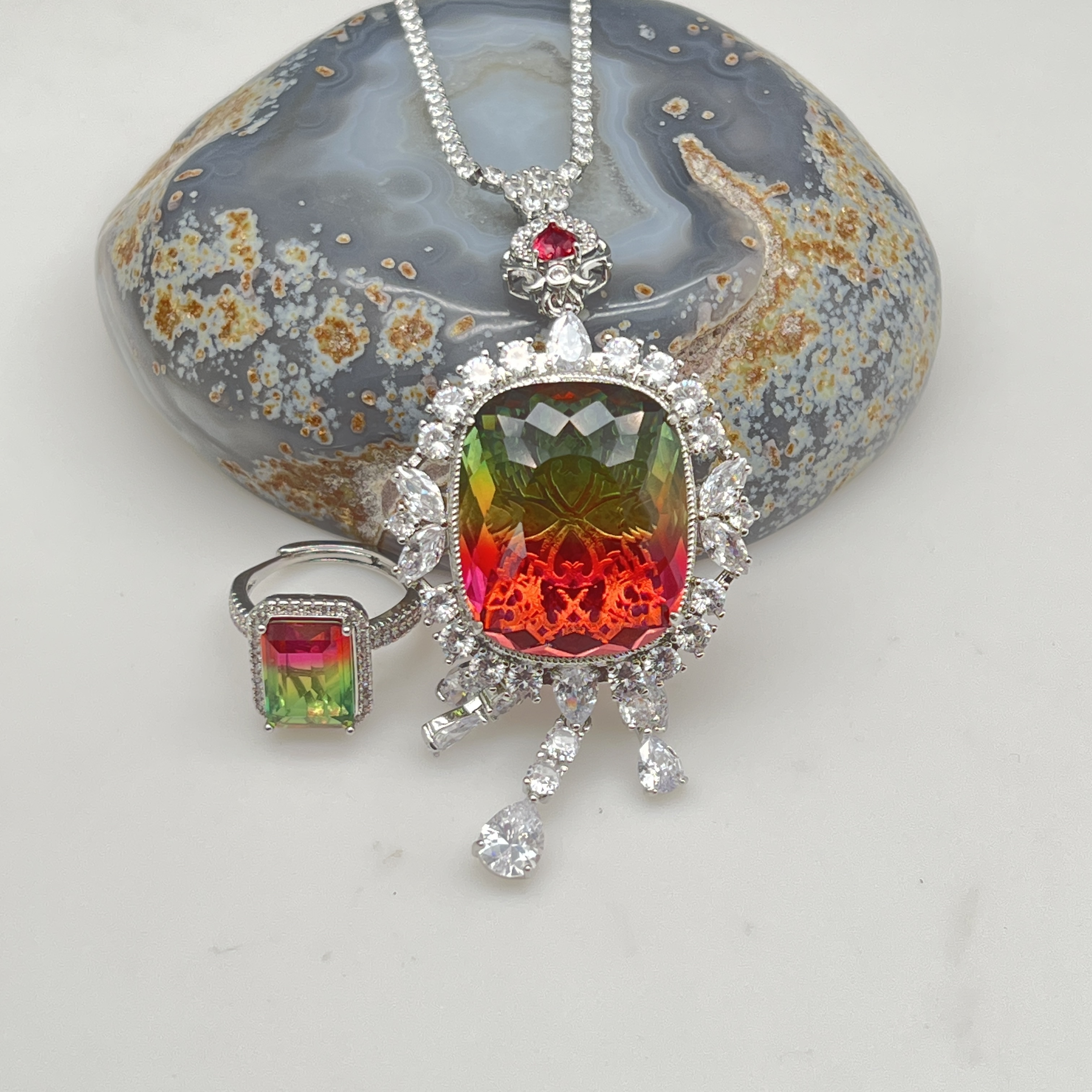 于D0005 彩 吊坠戒指一套 新款时尚百搭男女款   多样性发其一