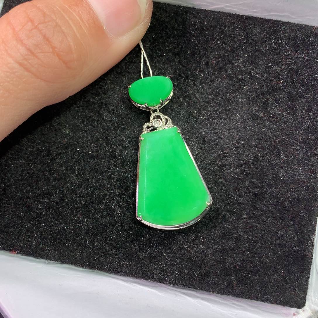 翡翠吊坠(赠链)18K金镶嵌