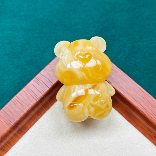 天然琥珀蜜蜡橘色溶洞拉丝纹小熊。抖音基地发货带证书。