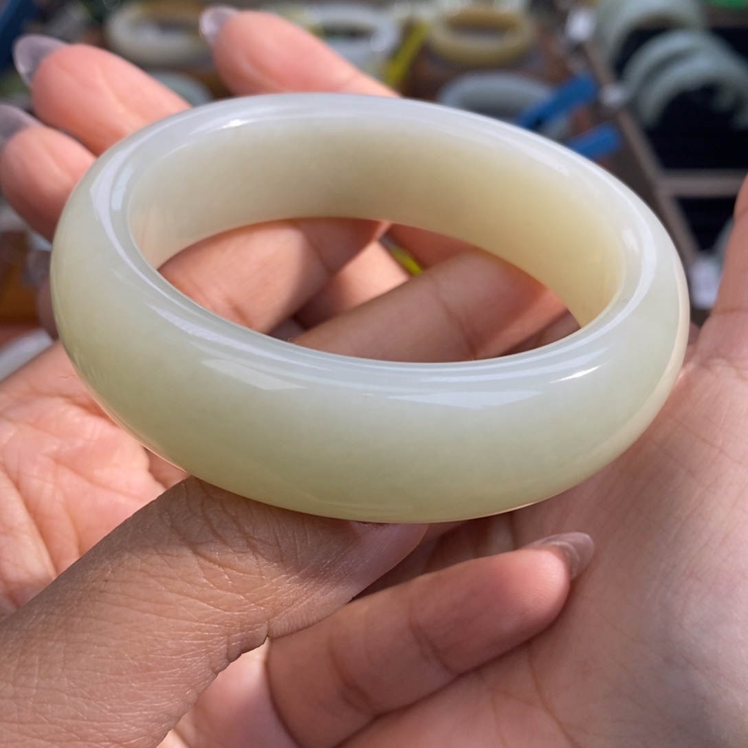 和田玉未镶嵌手镯