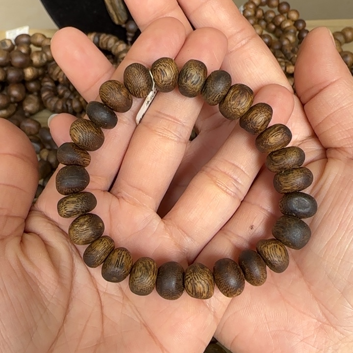 沉香手串蓝宝石多样性发货一条卡10-12克