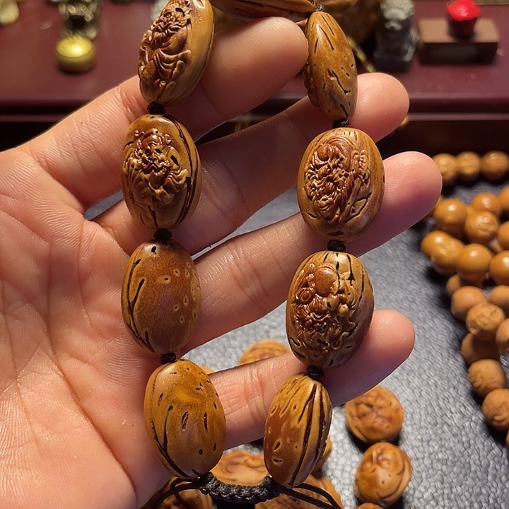 大桃核雕刻瑕疵钟馗