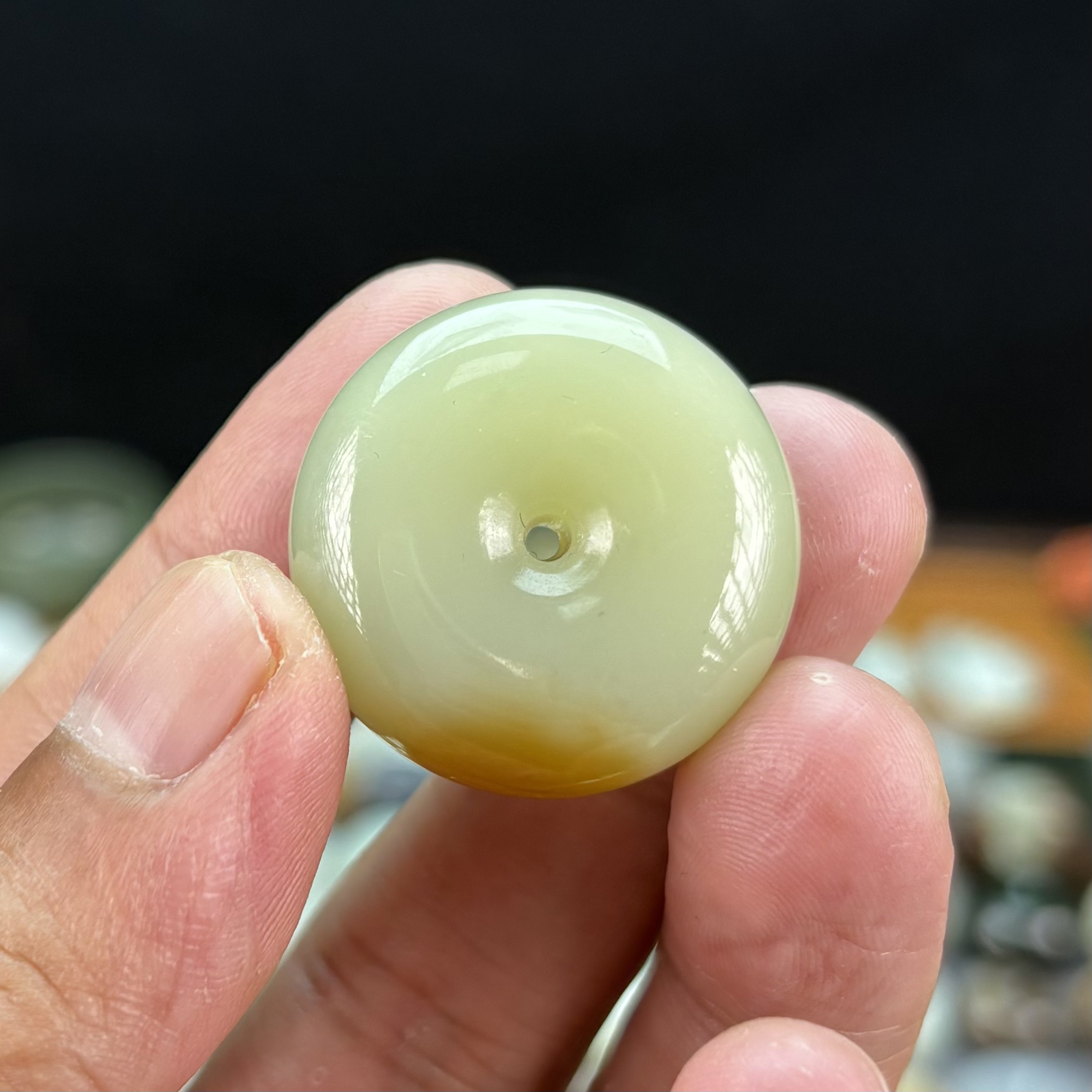 新疆若羌和田玉平安扣油润肉细纯净艳丽糖黄玉坠