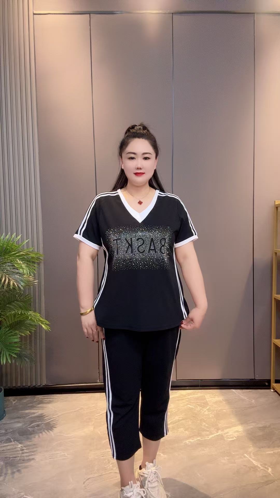 2025新款时尚洋气撞色拼接重工烫钻字母百搭上衣+裤子（两件套）