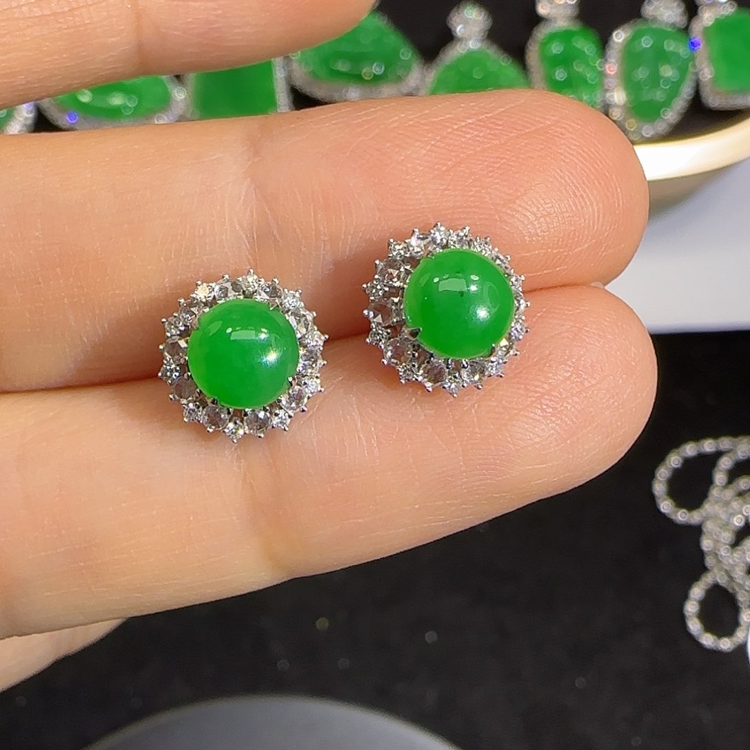 翡翠耳饰18K金镶嵌。