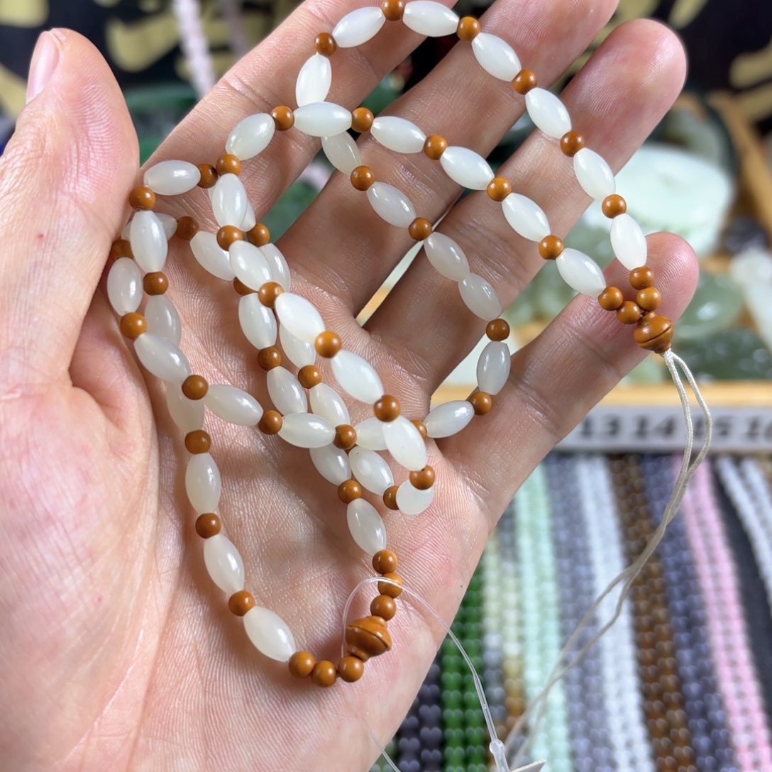 和田玉颈饰未镶嵌