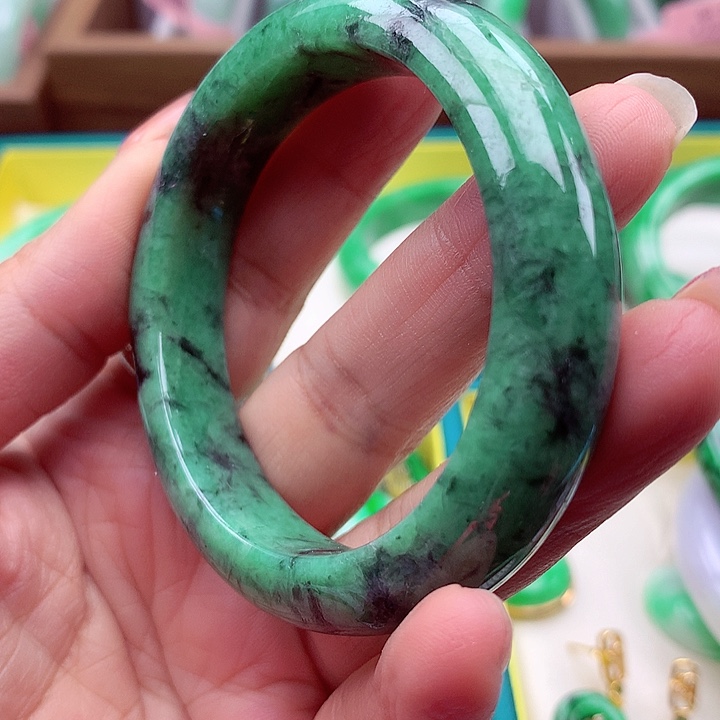 翡翠手镯未镶嵌翡翠