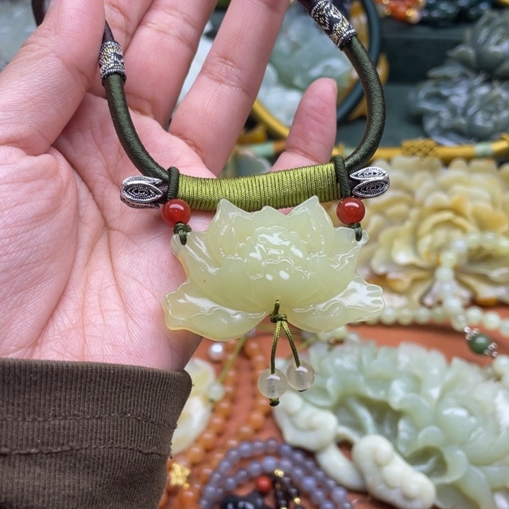 蛇纹石玉吊坠合金