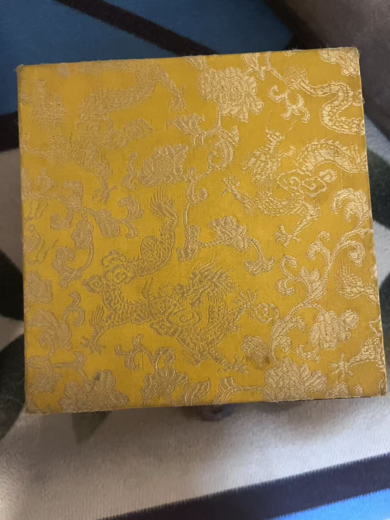 精品黄方盒摆件一个