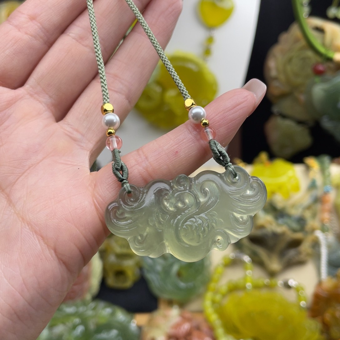 蛇纹石玉未镶嵌颈饰