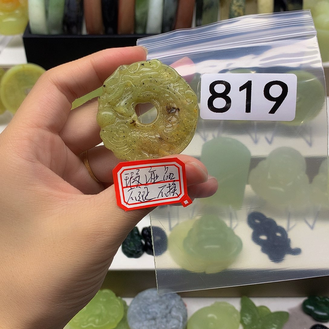 蛇纹石玉颈饰未镶嵌