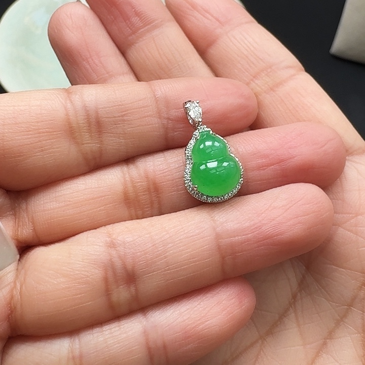 翡翠18K金镶嵌颈饰