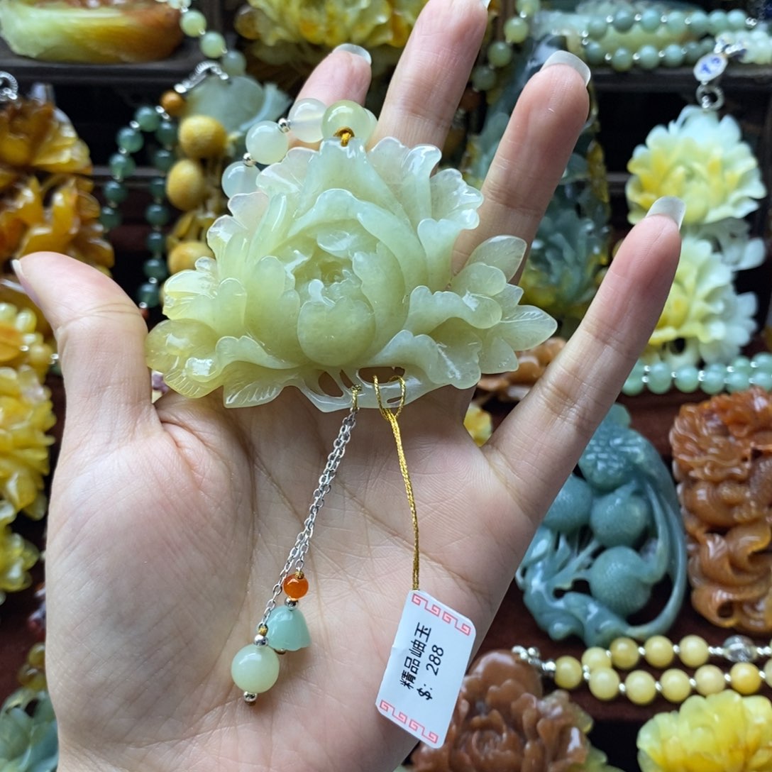 蛇纹石玉颈饰未镶嵌