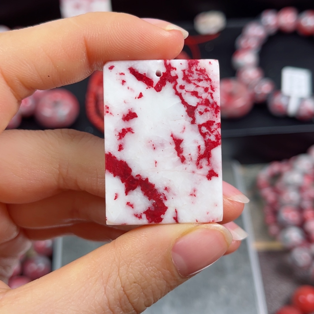 天然辰砂原石吊坠26克