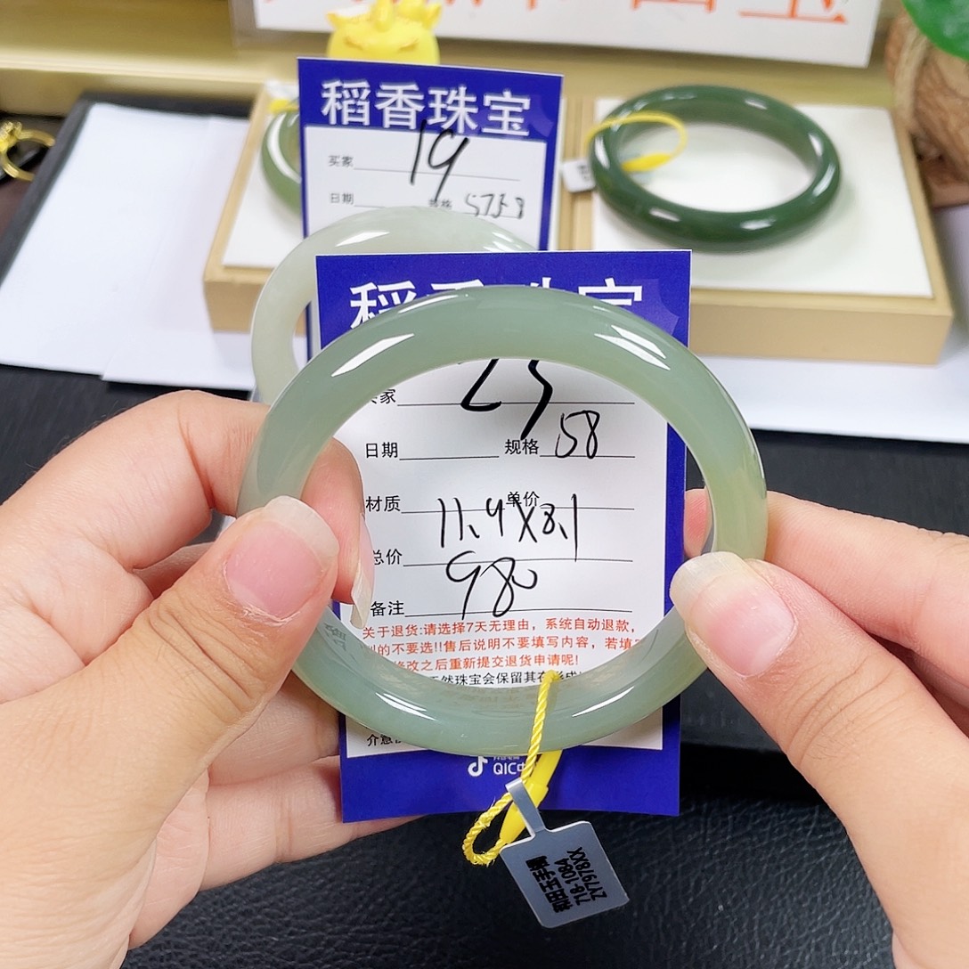 和田玉手镯未镶嵌