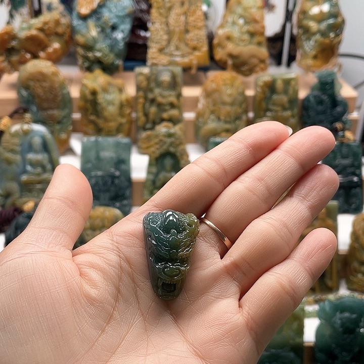 翡翠颈饰未镶嵌天然翡翠A货龙