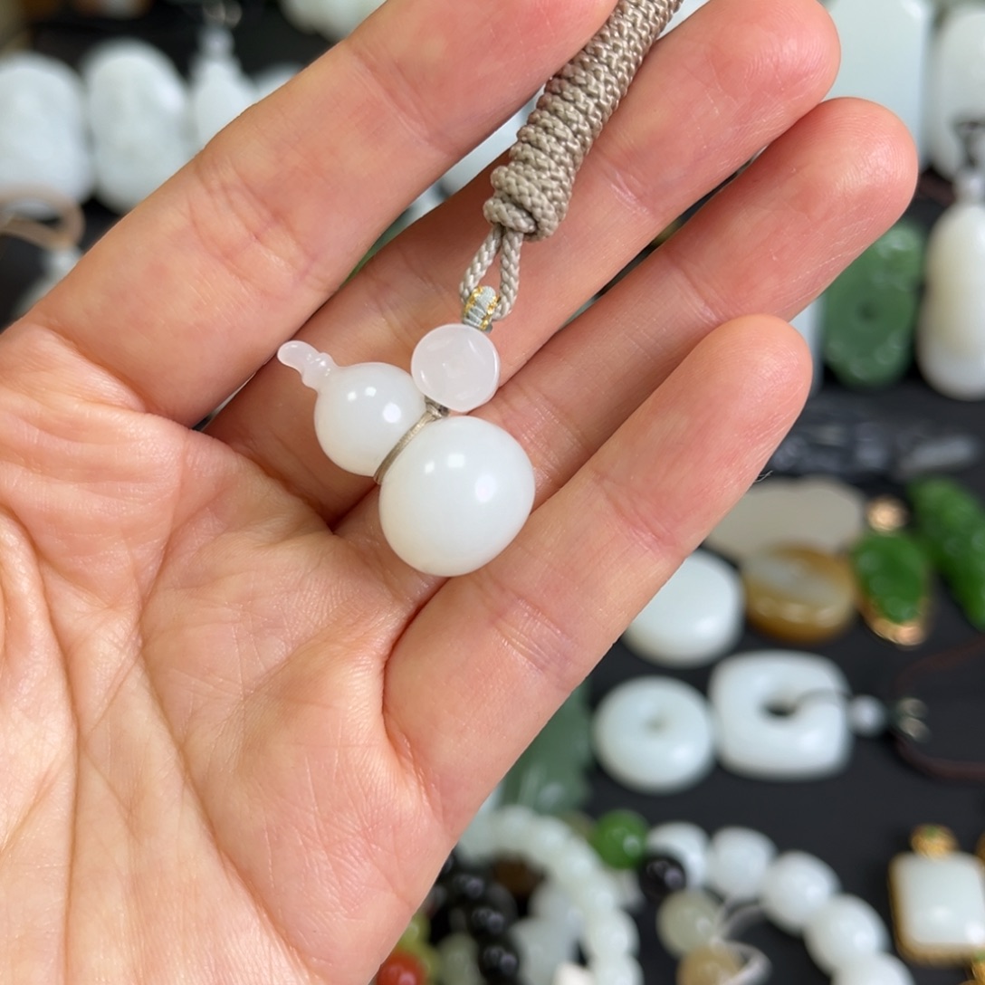 和田玉未镶嵌吊坠(赠链)