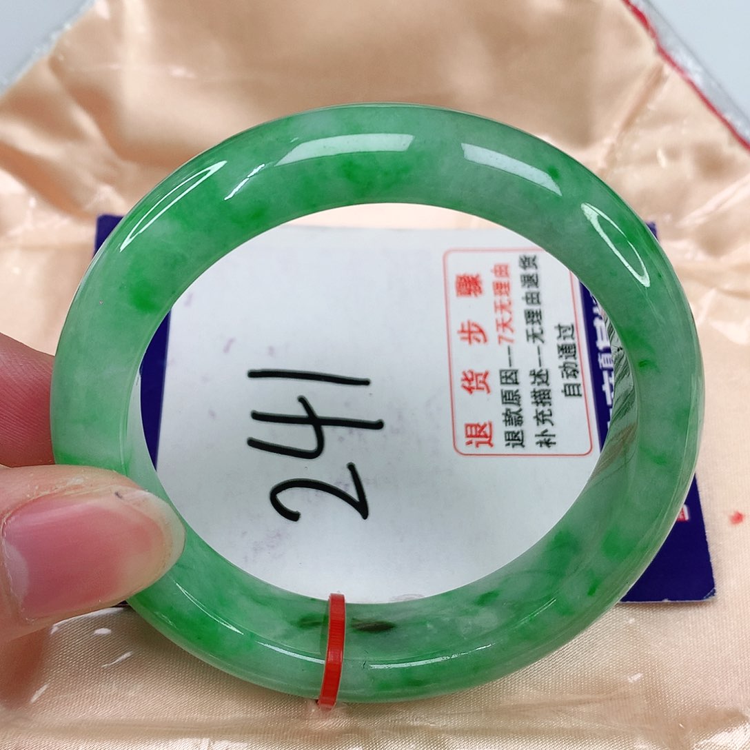 翡翠手镯未镶嵌翡翠