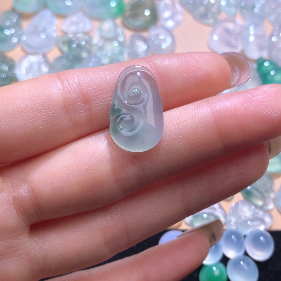 翡翠颈饰未镶嵌如意