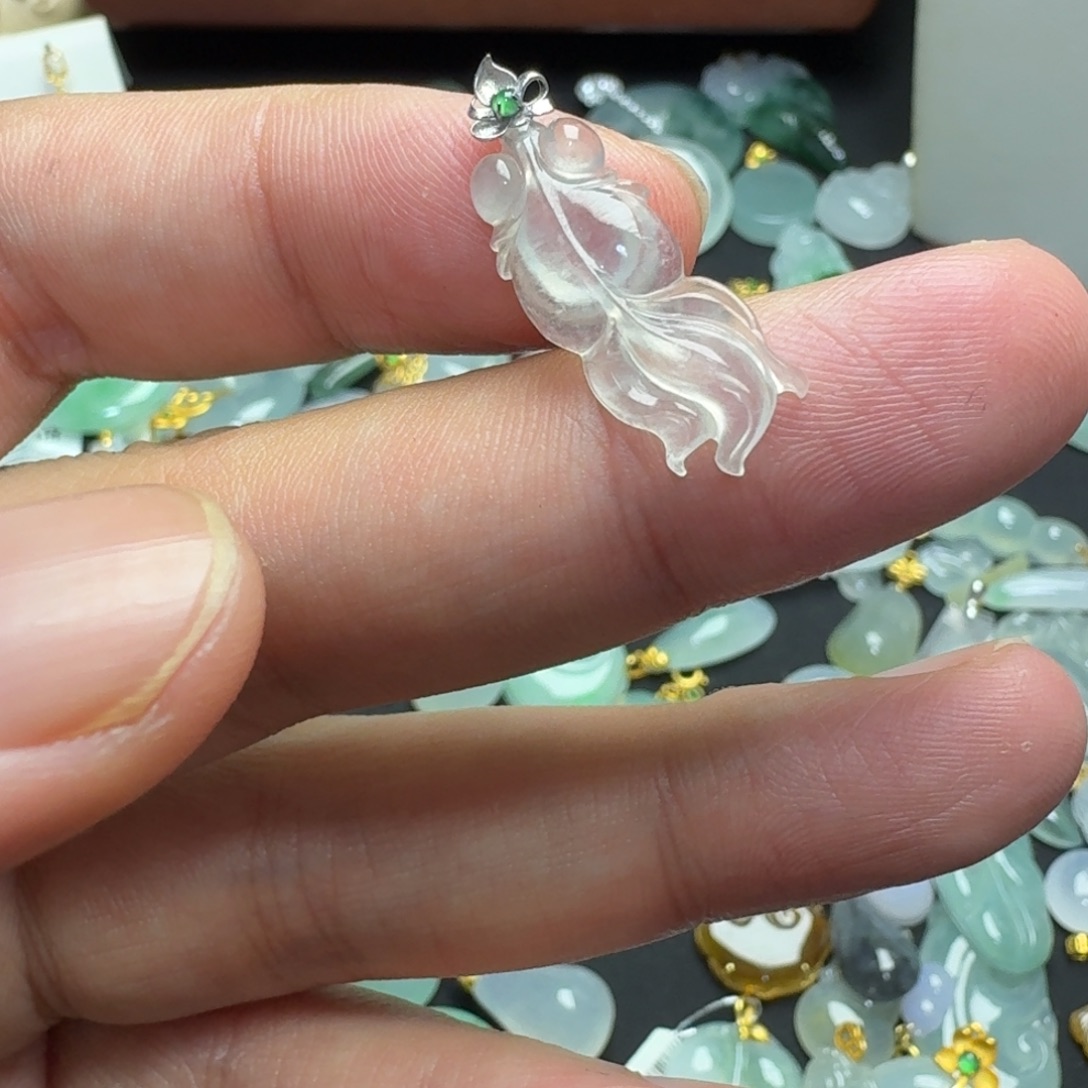 翡翠18K金镶嵌颈饰小金鱼