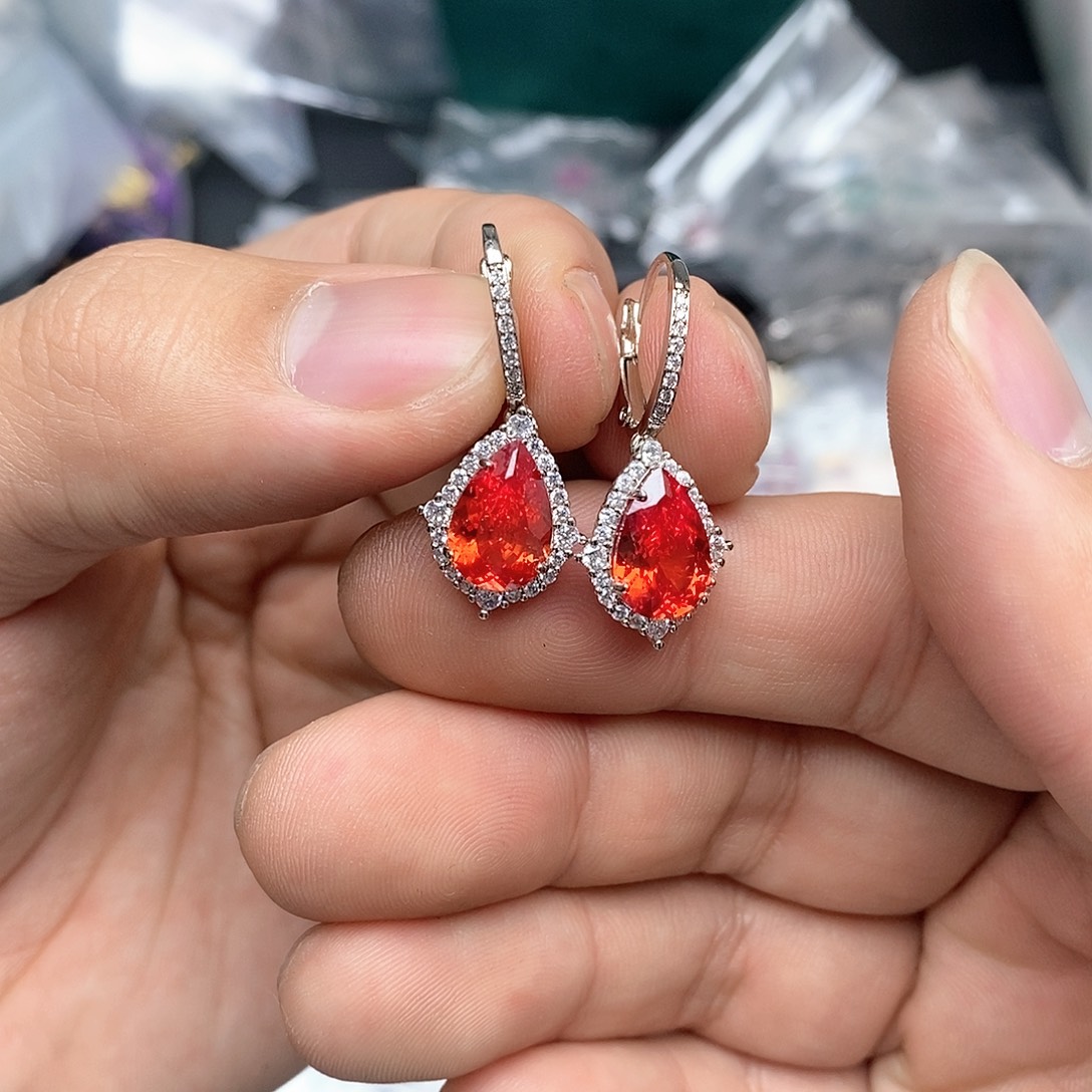 只买单纯的吊坠，没带链子，属的性质。