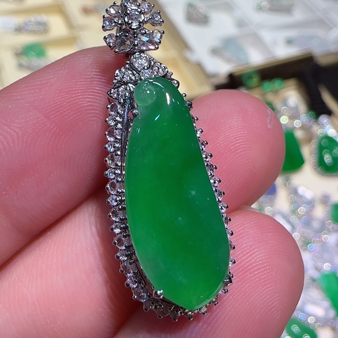 翡翠颈饰18K金镶嵌吊坠