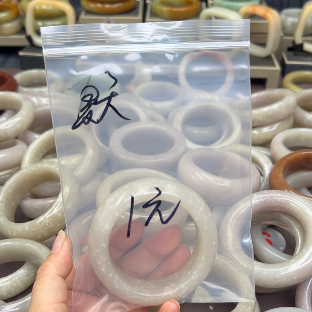 石英质玉手镯未镶嵌吾**天