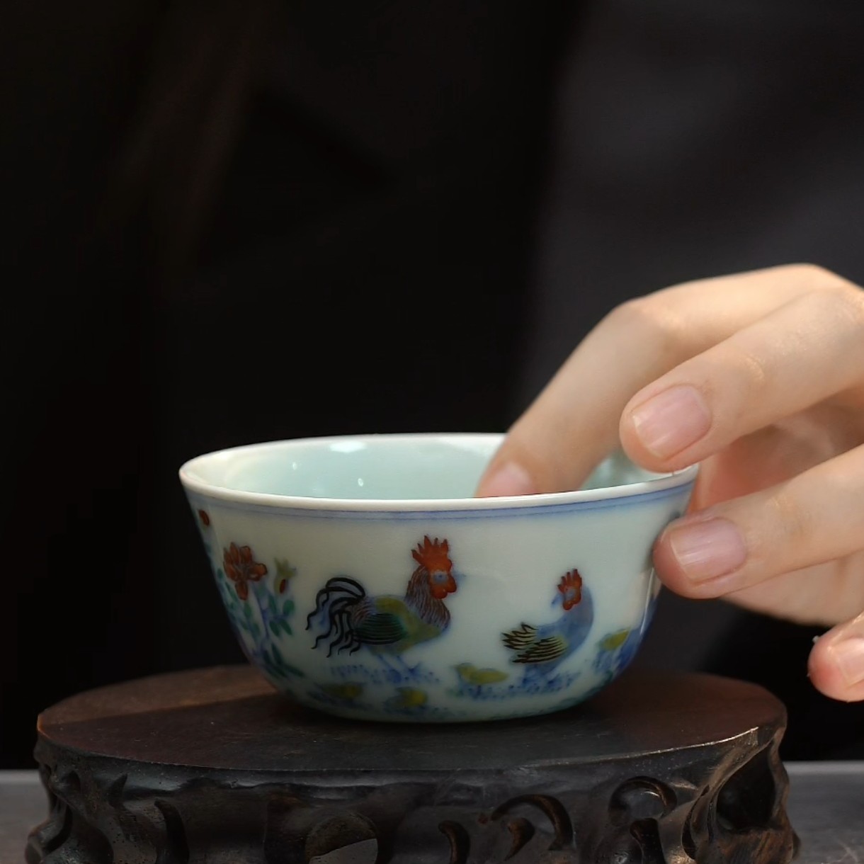 斗彩洞石锦鸡花卉纹杯