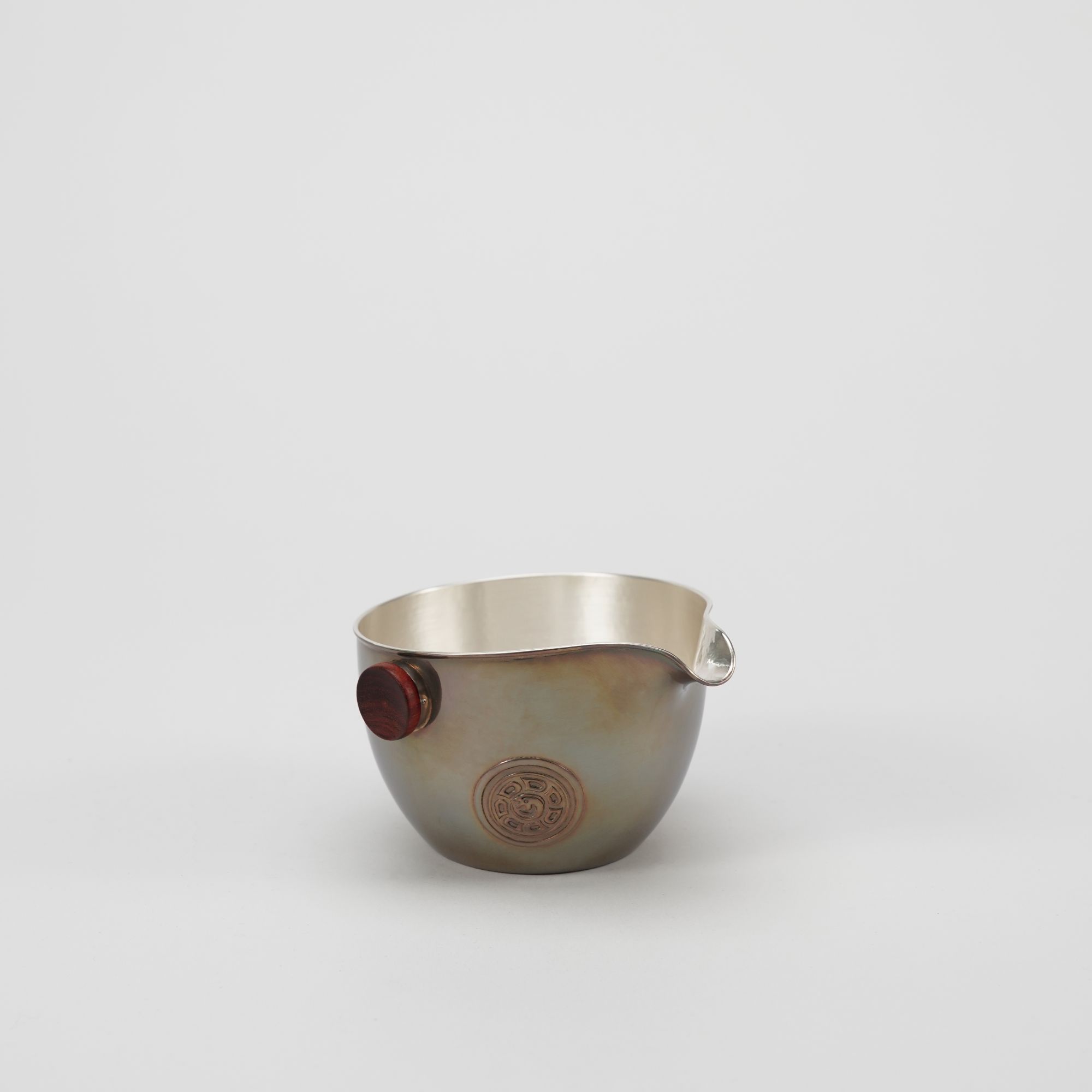 浮雕盘螭（卷龙纹）双耳足银公道杯（公杯）