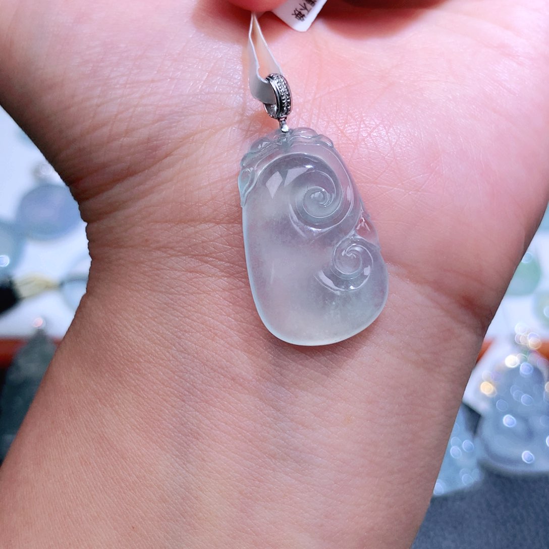 翡翠18K金镶嵌颈饰如意