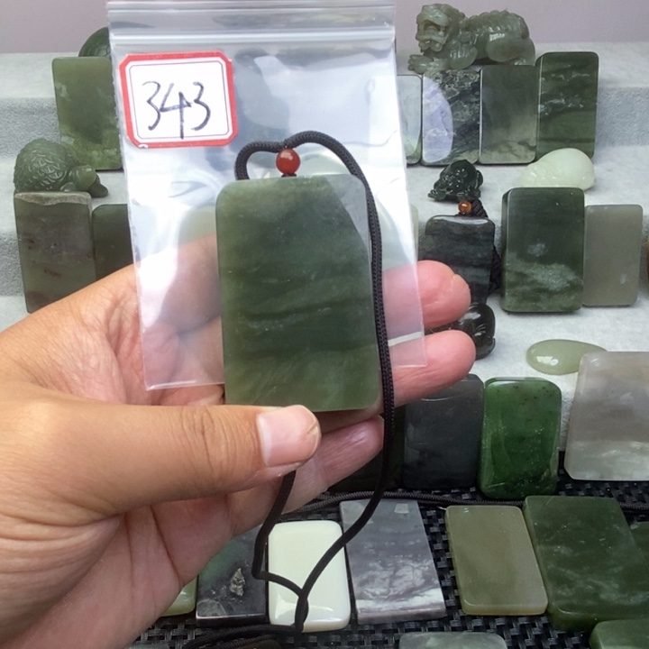 和田玉未镶嵌颈饰锦*