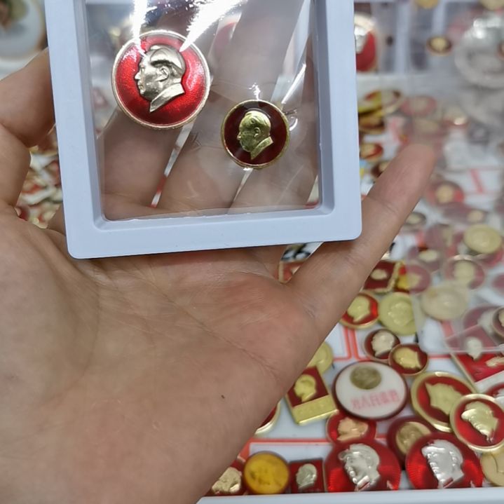 其他普通金属坎*红色收藏纪念章2枚