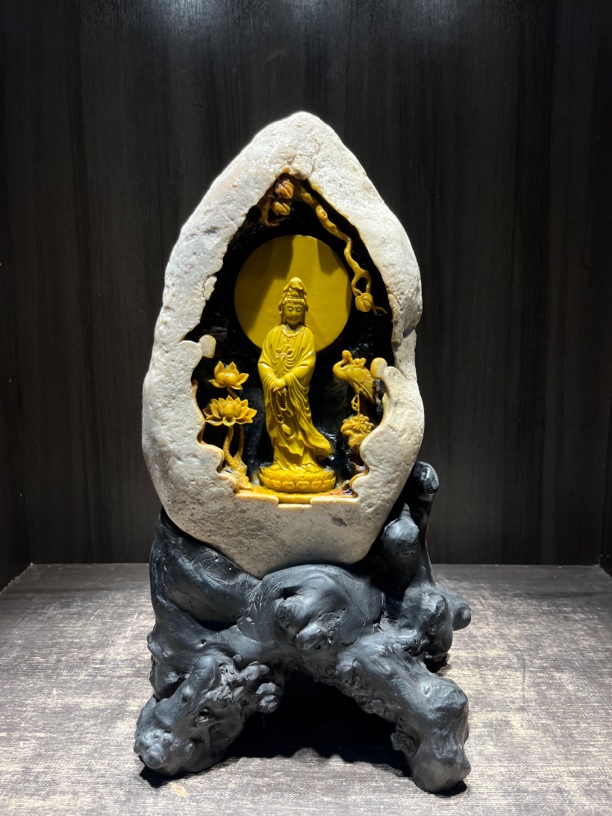 寿山牛蛋石雕刻特大观音、天然原石以白色为皮俏色黄底部完美结合