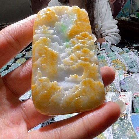 翡翠未镶嵌颈饰一个