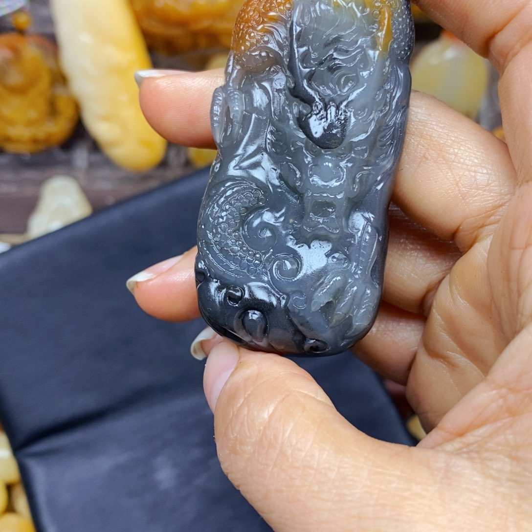 石英质玉（黄龙玉）颈饰未镶嵌