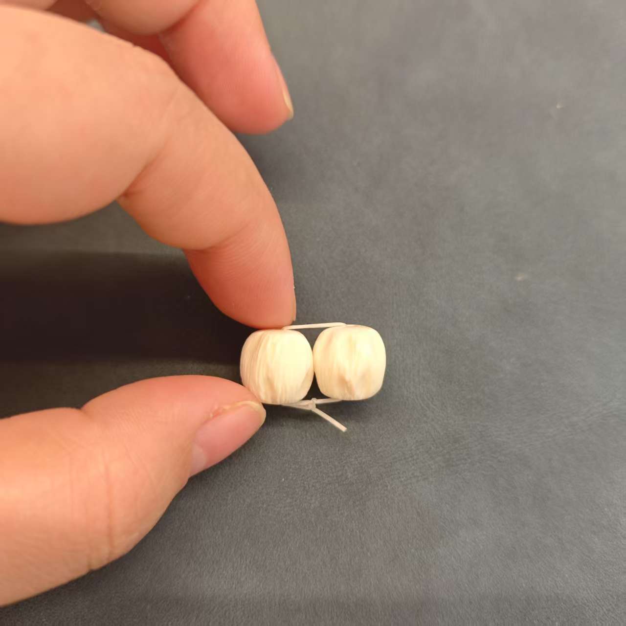 A00040一对腰珠猛犸牙工艺品