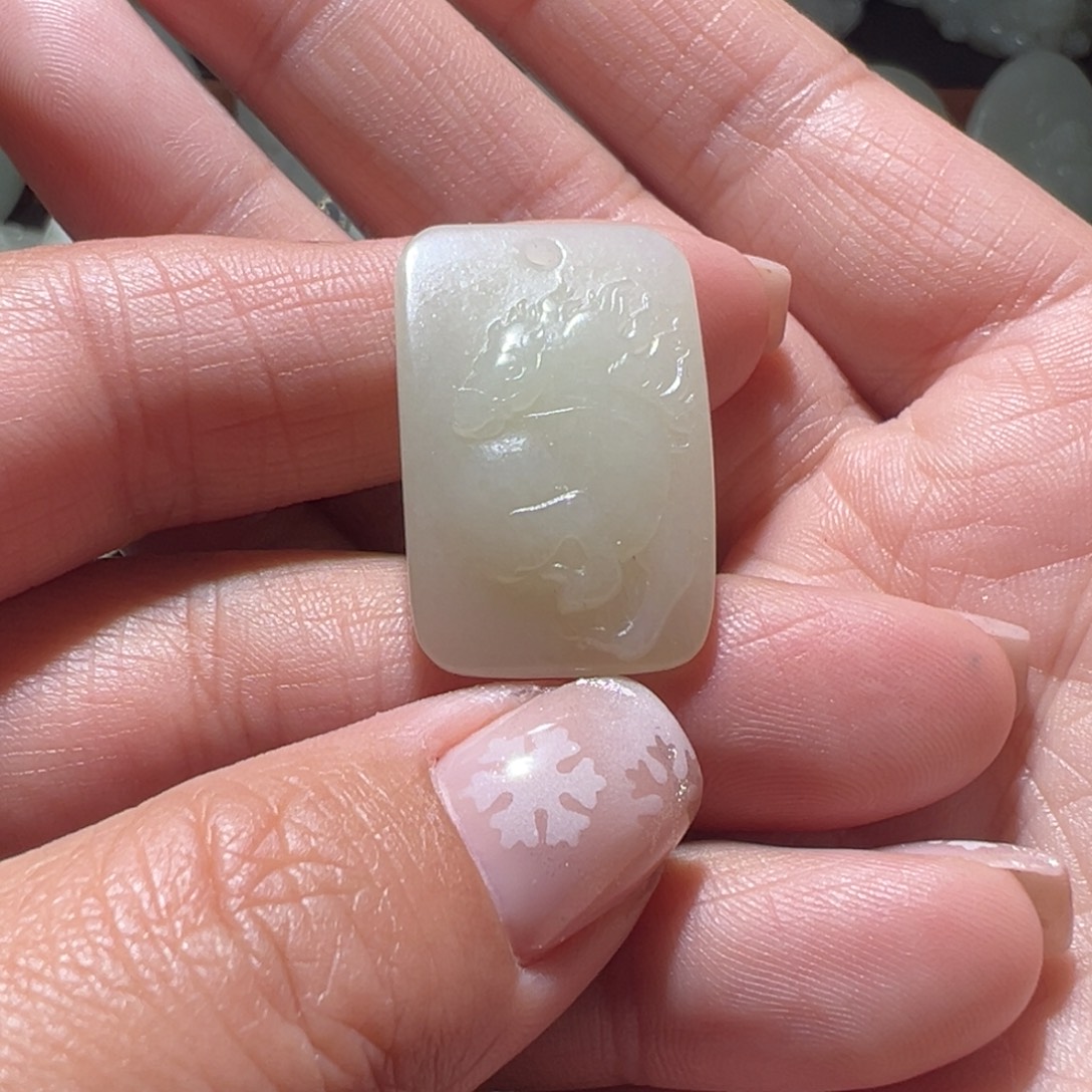 甲***辉和田玉未镶嵌颈饰