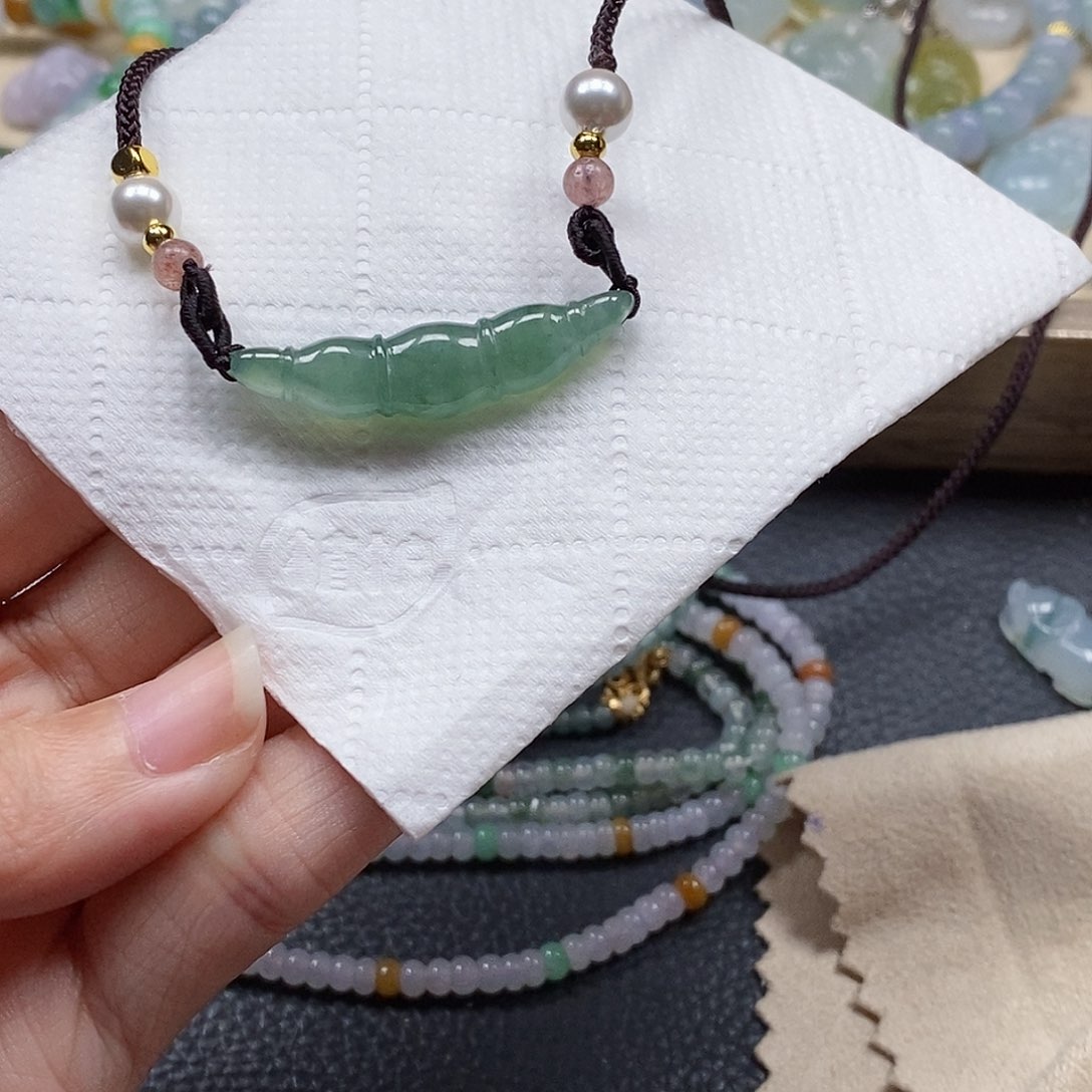 翡翠颈饰未镶嵌闪