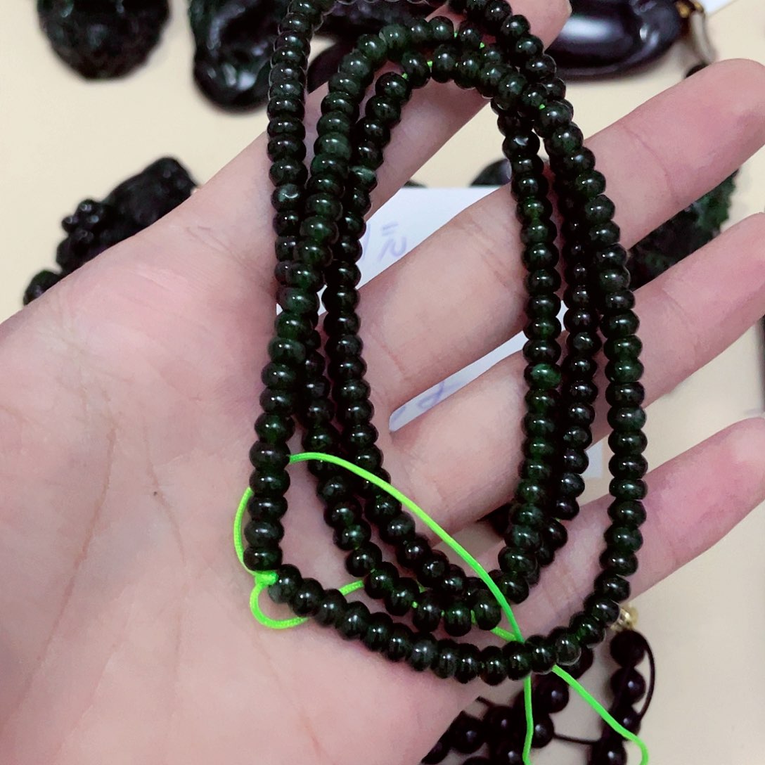 翡翠颈饰未镶嵌翡翠